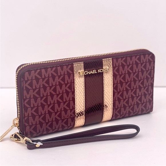 Michael Kors Jet Set
Travel Large Signature
Logo and Metallic Continental Wallet - Picture 9 of 11